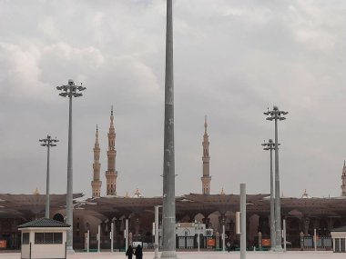 Hz. Muhammed Camii 'nin (El-Mescid an-Nabawi) güzel manzarası. El-Mescid an-Nabawi, İslam peygamberi Muhammed (PBUH) tarafından Suudi Arabistan 'ın Medine kentinde inşa edilen bir camidir..