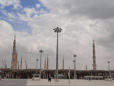 Hz. Muhammed Camii 'nin (El-Mescid an-Nabawi) güzel manzarası. El-Mescid an-Nabawi, İslam peygamberi Muhammed (PBUH) tarafından Suudi Arabistan 'ın Medine kentinde inşa edilen bir camidir..