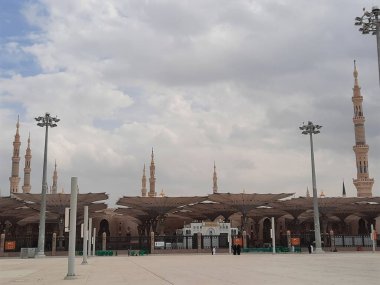 Hz. Muhammed Camii 'nin (El-Mescid an-Nabawi) güzel manzarası. El-Mescid an-Nabawi, İslam peygamberi Muhammed (PBUH) tarafından Suudi Arabistan 'ın Medine kentinde inşa edilen bir camidir..