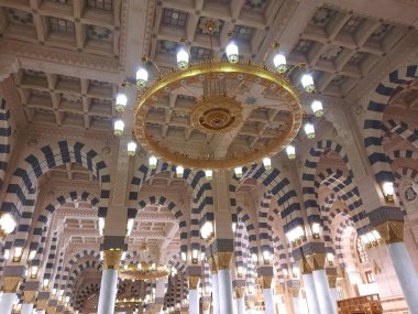 Hz. Muhammed Camii 'nin (El-Mescid an-Nabawi) güzel manzarası. El-Mescid an-Nabawi, İslam peygamberi Muhammed (PBUH) tarafından Suudi Arabistan 'ın Medine kentinde inşa edilen bir camidir..