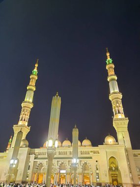 Hz. Muhammed Camii 'nin (El-Mescid an-Nabawi) güzel manzarası. El-Mescid an-Nabawi, İslam peygamberi Muhammed (PBUH) tarafından Suudi Arabistan 'ın Medine kentinde inşa edilen bir camidir..