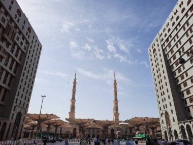 Hz. Muhammed Camii 'nin (El-Mescid an-Nabawi) güzel manzarası. El-Mescid an-Nabawi, İslam peygamberi Muhammed (PBUH) tarafından Suudi Arabistan 'ın Medine kentinde inşa edilen bir camidir..