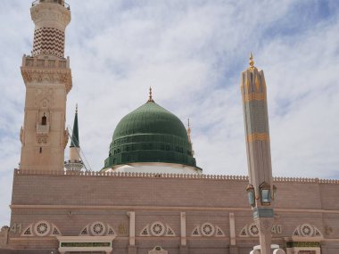 Hz. Muhammed Camii 'nin (El-Mescid an-Nabawi) güzel manzarası. El-Mescid an-Nabawi, İslam peygamberi Muhammed (PBUH) tarafından Suudi Arabistan 'ın Medine kentinde inşa edilen bir camidir..