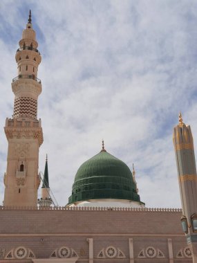 Hz. Muhammed Camii 'nin (El-Mescid an-Nabawi) güzel manzarası. El-Mescid an-Nabawi, İslam peygamberi Muhammed (PBUH) tarafından Suudi Arabistan 'ın Medine kentinde inşa edilen bir camidir..