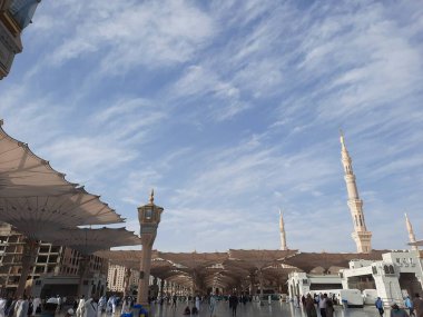 Hz. Muhammed Camii 'nin (El-Mescid an-Nabawi) güzel manzarası. El-Mescid an-Nabawi, İslam peygamberi Muhammed (PBUH) tarafından Suudi Arabistan 'ın Medine kentinde inşa edilen bir camidir..