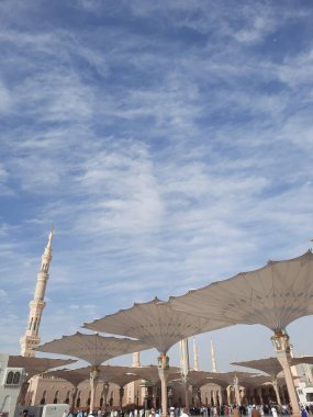 Hz. Muhammed Camii 'nin (El-Mescid an-Nabawi) güzel manzarası. El-Mescid an-Nabawi, İslam peygamberi Muhammed (PBUH) tarafından Suudi Arabistan 'ın Medine kentinde inşa edilen bir camidir..