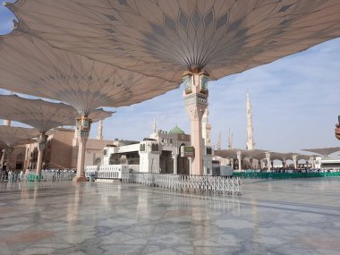 Hz. Muhammed Camii 'nin (El-Mescid an-Nabawi) güzel manzarası. El-Mescid an-Nabawi, İslam peygamberi Muhammed (PBUH) tarafından Suudi Arabistan 'ın Medine kentinde inşa edilen bir camidir..