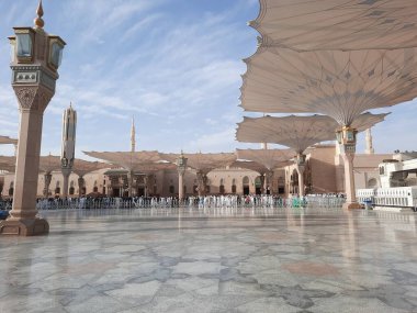 Hz. Muhammed Camii 'nin (El-Mescid an-Nabawi) güzel manzarası. El-Mescid an-Nabawi, İslam peygamberi Muhammed (PBUH) tarafından Suudi Arabistan 'ın Medine kentinde inşa edilen bir camidir..