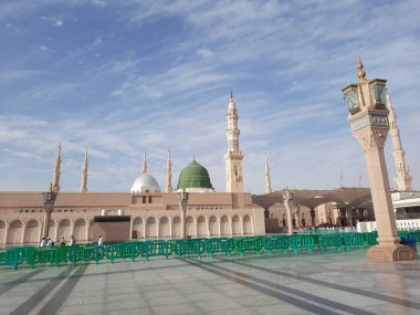 Hz. Muhammed Camii 'nin (El-Mescid an-Nabawi) güzel manzarası. El-Mescid an-Nabawi, İslam peygamberi Muhammed (PBUH) tarafından Suudi Arabistan 'ın Medine kentinde inşa edilen bir camidir..