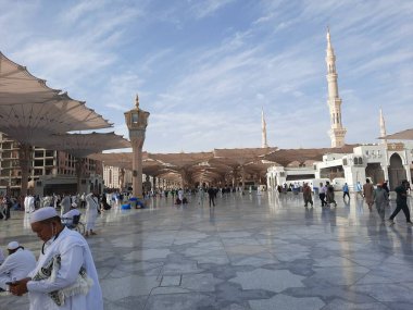 Hz. Muhammed Camii 'nin (El-Mescid an-Nabawi) güzel manzarası. El-Mescid an-Nabawi, İslam peygamberi Muhammed (PBUH) tarafından Suudi Arabistan 'ın Medine kentinde inşa edilen bir camidir..