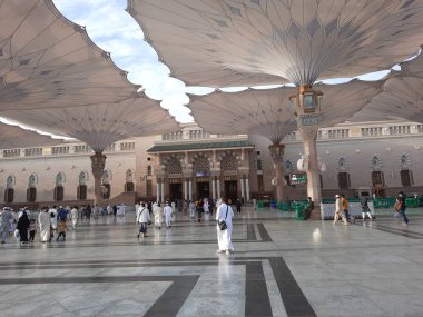 Hz. Muhammed Camii 'nin (El-Mescid an-Nabawi) güzel manzarası. El-Mescid an-Nabawi, İslam peygamberi Muhammed (PBUH) tarafından Suudi Arabistan 'ın Medine kentinde inşa edilen bir camidir..