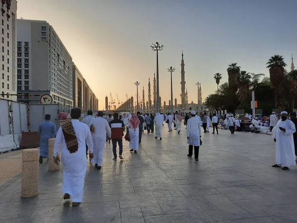 Hz. Muhammed Camii 'nin (El-Mescid an-Nabawi) güzel manzarası. El-Mescid an-Nabawi, İslam peygamberi Muhammed (PBUH) tarafından Suudi Arabistan 'ın Medine kentinde inşa edilen bir camidir..