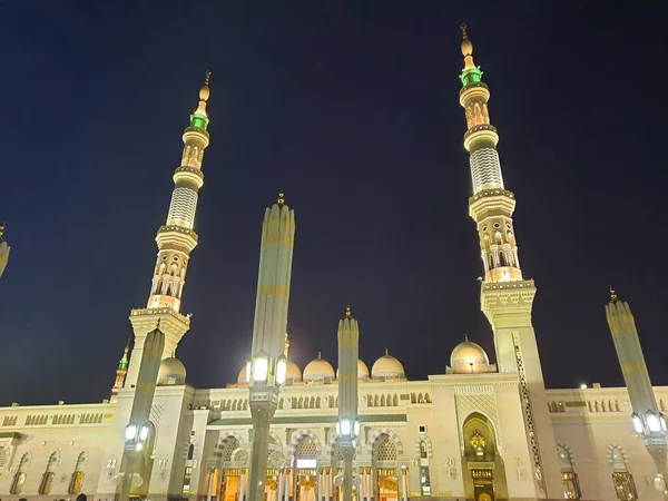 Hz. Muhammed Camii 'nin (El-Mescid an-Nabawi) güzel manzarası. El-Mescid an-Nabawi, İslam peygamberi Muhammed (PBUH) tarafından Suudi Arabistan 'ın Medine kentinde inşa edilen bir camidir..