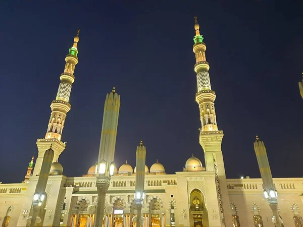 Hz. Muhammed Camii 'nin (El-Mescid an-Nabawi) güzel manzarası. El-Mescid an-Nabawi, İslam peygamberi Muhammed (PBUH) tarafından Suudi Arabistan 'ın Medine kentinde inşa edilen bir camidir..