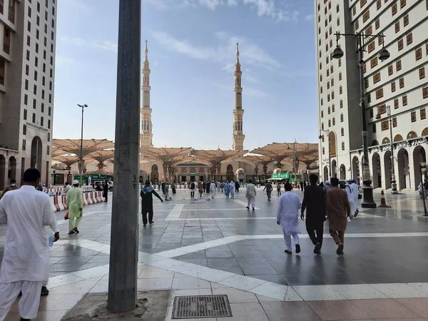 麦地那先知清真寺 Masjid Nabawi 的美丽景色 先知清真寺 Masjid Nabawi 是由伊斯兰教先知穆罕默德 Pbuh 在沙特阿拉伯麦地那省麦地那市建造的一座清真寺 — 图库照片