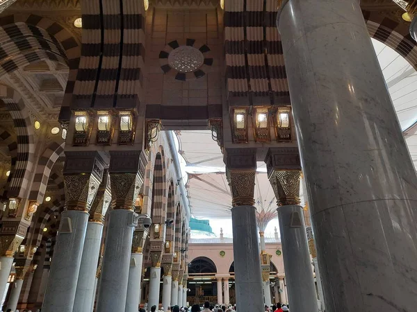 Hz. Muhammed Camii 'nin (El-Mescid an-Nabawi) güzel manzarası. El-Mescid an-Nabawi, İslam peygamberi Muhammed (PBUH) tarafından Suudi Arabistan 'ın Medine kentinde inşa edilen bir camidir..