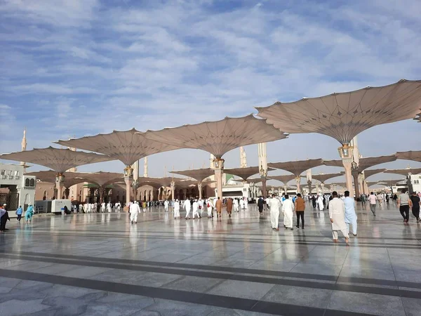 Hz. Muhammed Camii 'nin (El-Mescid an-Nabawi) güzel manzarası. El-Mescid an-Nabawi, İslam peygamberi Muhammed (PBUH) tarafından Suudi Arabistan 'ın Medine kentinde inşa edilen bir camidir..