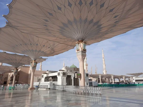 Hz. Muhammed Camii 'nin (El-Mescid an-Nabawi) güzel manzarası. El-Mescid an-Nabawi, İslam peygamberi Muhammed (PBUH) tarafından Suudi Arabistan 'ın Medine kentinde inşa edilen bir camidir..