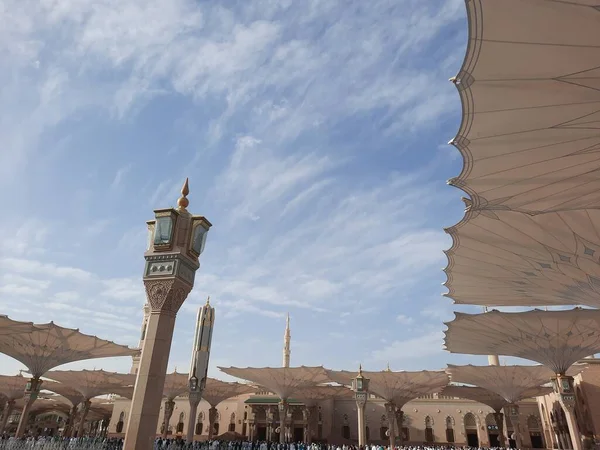 Hz. Muhammed Camii 'nin (El-Mescid an-Nabawi) güzel manzarası. El-Mescid an-Nabawi, İslam peygamberi Muhammed (PBUH) tarafından Suudi Arabistan 'ın Medine kentinde inşa edilen bir camidir..