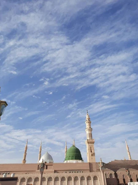 Hz. Muhammed Camii 'nin (El-Mescid an-Nabawi) güzel manzarası. El-Mescid an-Nabawi, İslam peygamberi Muhammed (PBUH) tarafından Suudi Arabistan 'ın Medine kentinde inşa edilen bir camidir..