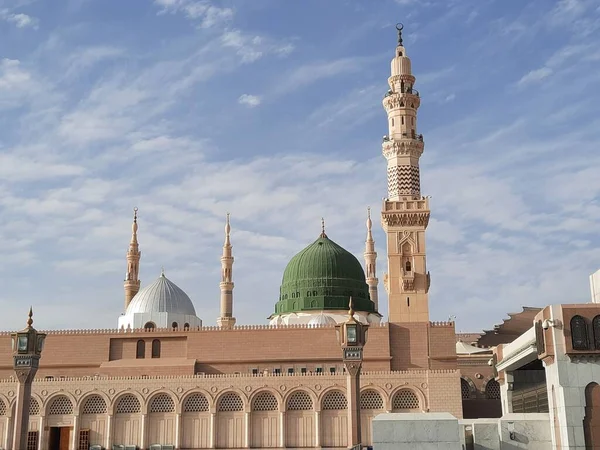 Hz. Muhammed Camii 'nin (El-Mescid an-Nabawi) güzel manzarası. El-Mescid an-Nabawi, İslam peygamberi Muhammed (PBUH) tarafından Suudi Arabistan 'ın Medine kentinde inşa edilen bir camidir..