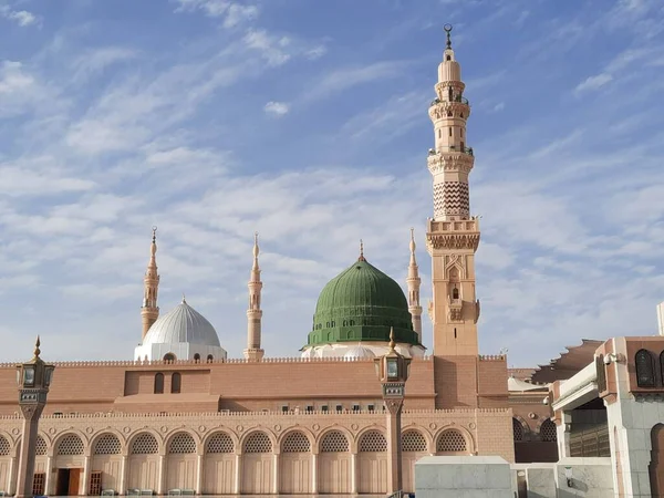 Hz. Muhammed Camii 'nin (El-Mescid an-Nabawi) güzel manzarası. El-Mescid an-Nabawi, İslam peygamberi Muhammed (PBUH) tarafından Suudi Arabistan 'ın Medine kentinde inşa edilen bir camidir..