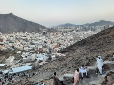 Al Noor Dağı 'nın güzel manzarası, Hira Mağara Makkah. Jabal an-Nour, Suudi Arabistan 'ın Hejaz bölgesinde Mekke yakınlarında bir dağdır. Dağlar Hira 'nın mağaralarına ev sahipliği yapar, ki bu tüm dünyadaki Müslümanlar için büyük önem taşır..