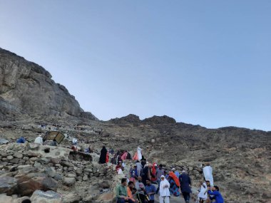 Al Noor Dağı 'nın güzel manzarası, Hira Mağara Makkah. Jabal an-Nour, Suudi Arabistan 'ın Hejaz bölgesinde Mekke yakınlarında bir dağdır. Dağlar Hira 'nın mağaralarına ev sahipliği yapar, ki bu tüm dünyadaki Müslümanlar için büyük önem taşır..