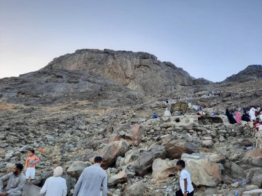 Al Noor Dağı 'nın güzel manzarası, Hira Mağara Makkah. Jabal an-Nour, Suudi Arabistan 'ın Hejaz bölgesinde Mekke yakınlarında bir dağdır. Dağlar Hira 'nın mağaralarına ev sahipliği yapar, ki bu tüm dünyadaki Müslümanlar için büyük önem taşır..