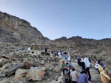 Al Noor Dağı 'nın güzel manzarası, Hira Mağara Makkah. Jabal an-Nour, Suudi Arabistan 'ın Hejaz bölgesinde Mekke yakınlarında bir dağdır. Dağlar Hira 'nın mağaralarına ev sahipliği yapar, ki bu tüm dünyadaki Müslümanlar için büyük önem taşır..
