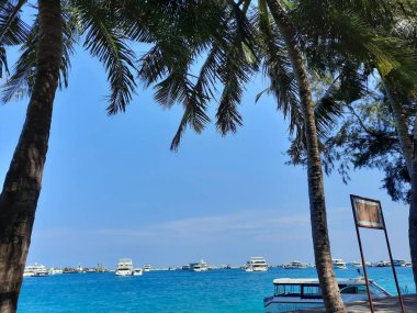 Maldivler 'deki Hulhumale Sahili' nin güzel manzarası. Hulhumale güzel ve temiz plajıyla ünlüdür. Bu sahilde yumuşak beyaz kum ve kristal berrak su var.. 