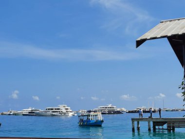 Maldivler 'deki Hulhumale Sahili' nin güzel manzarası. Hulhumale güzel ve temiz plajıyla ünlüdür. Bu sahilde yumuşak beyaz kum ve kristal berrak su var.. 