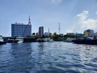  Maldivler 'in başkenti Maldivler' deki plajdan deniz manzarası çok güzel. Akşamları, çok sayıda insan Male sahilinden denizi görmeye gelir. Erkek Maldivler 'in yoğun nüfuslu başkentidir..  