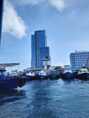  Maldivler 'in başkenti Maldivler' deki plajdan deniz manzarası çok güzel. Akşamları, çok sayıda insan Male sahilinden denizi görmeye gelir. Erkek Maldivler 'in yoğun nüfuslu başkentidir..  