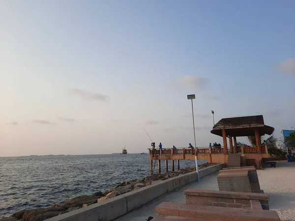 从马尔代夫首都马累海滩上俯瞰大海的美景 许多人从马累海岸来到这里观看大海 男性是马尔代夫人口密集的首都 — 图库照片