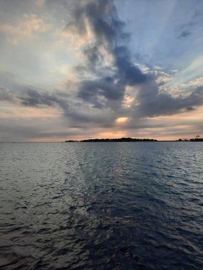 Jeddah, Corniche 'de güzel bir gün batımı. Jeddah Corniche ya da Jeddah Rıhtımı, Suudi Arabistan 'ın başkenti Jeddah' da bir sahil beldesidir. Kızıl Deniz kıyısında yer almaktadır..