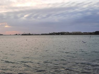 Jeddah, Corniche 'de güzel bir gün batımı. Jeddah Corniche ya da Jeddah Rıhtımı, Suudi Arabistan 'ın başkenti Jeddah' da bir sahil beldesidir. Kızıl Deniz kıyısında yer almaktadır..