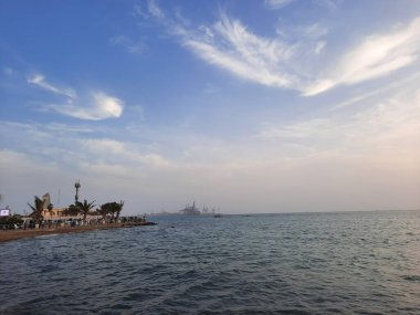 Jeddah, Corniche 'de güzel bir gün batımı. Jeddah Corniche ya da Jeddah Rıhtımı, Suudi Arabistan 'ın başkenti Jeddah' da bir sahil beldesidir. Kızıl Deniz kıyısında yer almaktadır..