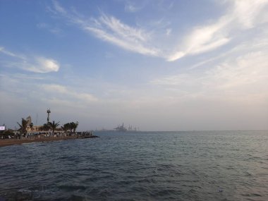 Jeddah, Corniche 'de güzel bir gün batımı. Jeddah Corniche ya da Jeddah Rıhtımı, Suudi Arabistan 'ın başkenti Jeddah' da bir sahil beldesidir. Kızıl Deniz kıyısında yer almaktadır..