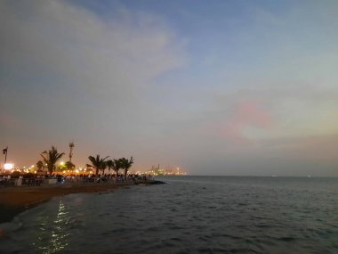 Jeddah, Corniche 'de güzel bir gün batımı. Jeddah Corniche ya da Jeddah Rıhtımı, Suudi Arabistan 'ın başkenti Jeddah' da bir sahil beldesidir. Kızıl Deniz kıyısında yer almaktadır..