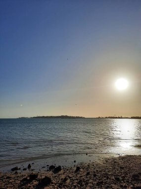  Jeddah, Corniche 'de güzel bir gün batımı. Jeddah Corniche ya da Jeddah Rıhtımı, Suudi Arabistan 'ın başkenti Jeddah' da bir sahil beldesidir. Kızıl Deniz kıyısında yer almaktadır..