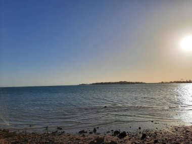  Jeddah, Corniche 'de güzel bir gün batımı. Jeddah Corniche ya da Jeddah Rıhtımı, Suudi Arabistan 'ın başkenti Jeddah' da bir sahil beldesidir. Kızıl Deniz kıyısında yer almaktadır..