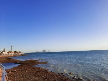  Jeddah, Corniche 'de güzel bir gün batımı. Jeddah Corniche ya da Jeddah Rıhtımı, Suudi Arabistan 'ın başkenti Jeddah' da bir sahil beldesidir. Kızıl Deniz kıyısında yer almaktadır..