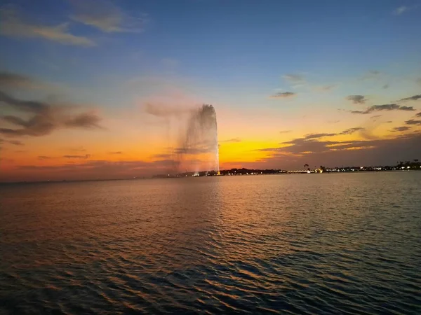Jeddah, Corniche 'de güzel bir gün batımı. Jeddah Corniche ya da Jeddah Rıhtımı, Suudi Arabistan 'ın başkenti Jeddah' da bir sahil beldesidir. Kızıl Deniz kıyısında yer almaktadır..