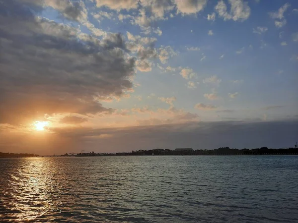 美丽的日落在吉达 科利奇 吉达科利奇 Jeddah Corniche 也被称为吉达滨水区 Jeddah Waterfront 是沙特阿拉伯吉达市的一个海滨度假区 位于红海沿岸 — 图库照片