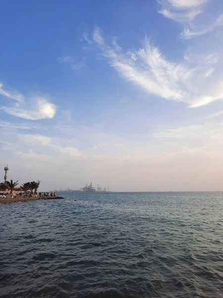 ジェッダの美しい夕日コーニッチ ジェッダ コルニッチ ジェッダ コルニッチ ジェッダ ウォーターフロント サウジアラビアのジェッダ市の沿岸リゾート地である 紅海沿いにあります — ストック写真