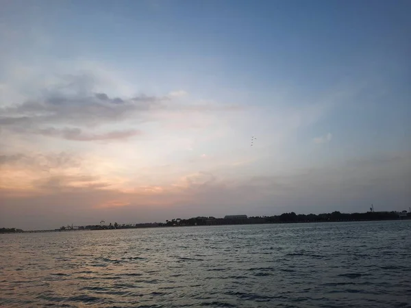美丽的日落在吉达 科利奇 吉达科利奇 Jeddah Corniche 也被称为吉达滨水区 Jeddah Waterfront 是沙特阿拉伯吉达市的一个海滨度假区 位于红海沿岸 — 图库照片