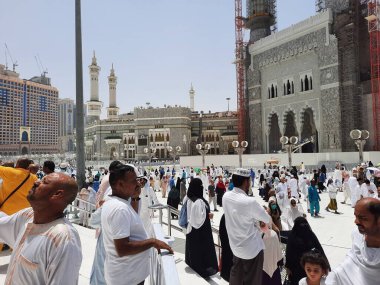 Mekke 'deki Mescidi Haram' da, dünyanın dört bir yanından hacılar cuma namazından sonra avluda toplanıyorlar..