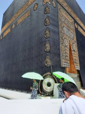 Kabe 'nin güzel manzarası ve Mekke' deki Mescidi Haram 'daki Kabe' nin girişi..