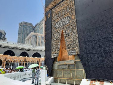 Kabe 'nin güzel manzarası ve Mekke' deki Mescidi Haram 'daki Kabe' nin girişi..